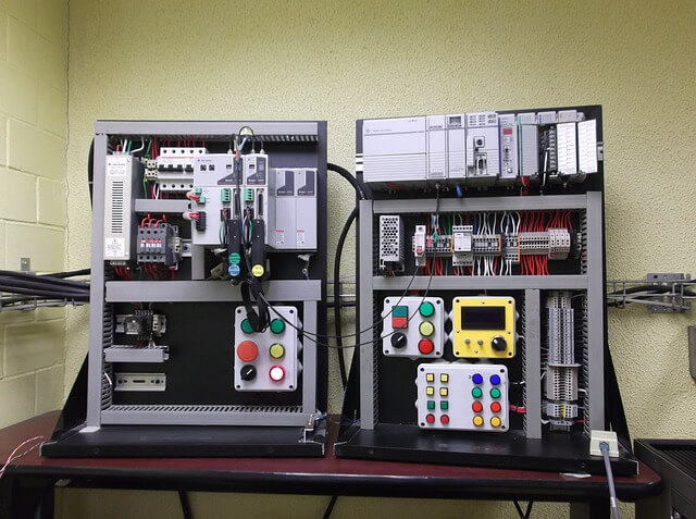 PLC (Programmable Logic Controller) Adalah : Fungsi Dan Prinsip Kerja